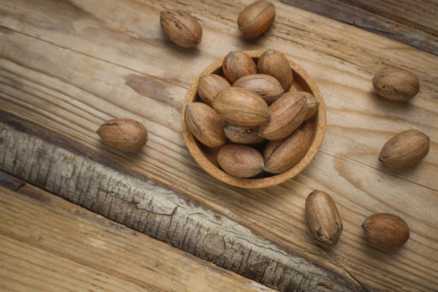 eating Pecans